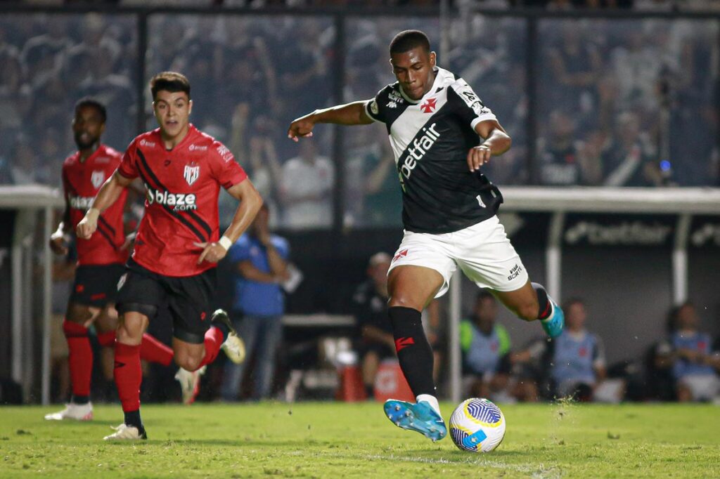 Vasco busca empate heroico contra lanterna Atlético-GO, mas torcida protesta em São Januário vasco-busca-empate-heroico-contra-lanterna-atletico-go,-mas-torcida-protesta-em-sao-januario
