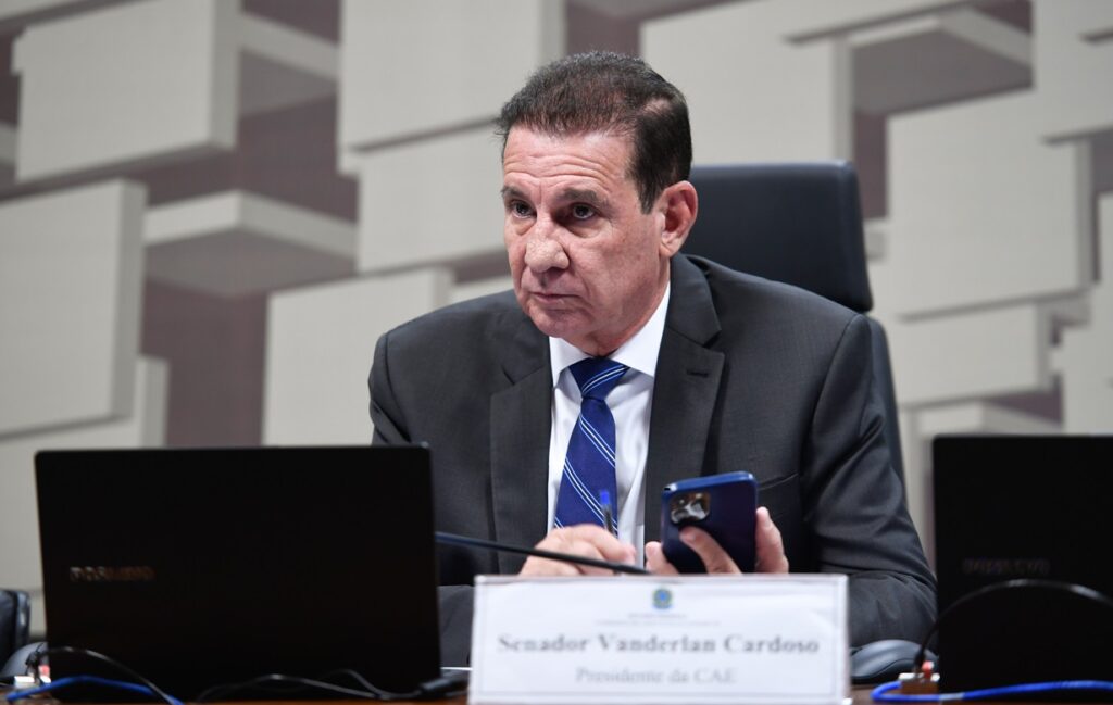 senado-aprova-projeto-que-beneficia-servidores-da-educacao