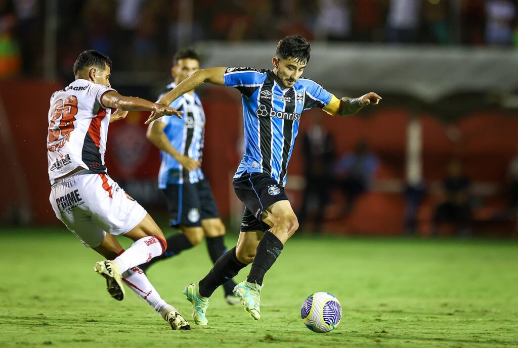 Vitória e Grêmio empatam em jogo decisivo por vaga na Sul-Americana vitoria-e-gremio-empatam-em-jogo-decisivo-por-vaga-na-sul-americana