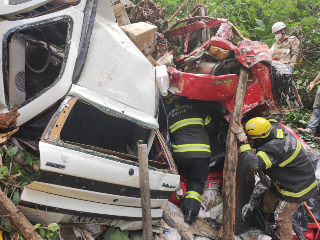 Colisão de caminhão com carro de passeio mata 2 e derrama agrotóxico no Rio Vermelho colisao-de-caminhao-com-carro-de-passeio-mata-2-e-derrama-agrotoxico-no-rio-vermelho