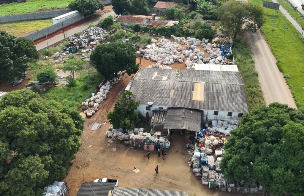 Dupla é presa em Goiás por armazenar 25 toneladas de embalagens de agrotóxicos dupla-e-presa-em-goias-por-armazenar-25-toneladas-de-embalagens-de-agrotoxicos
