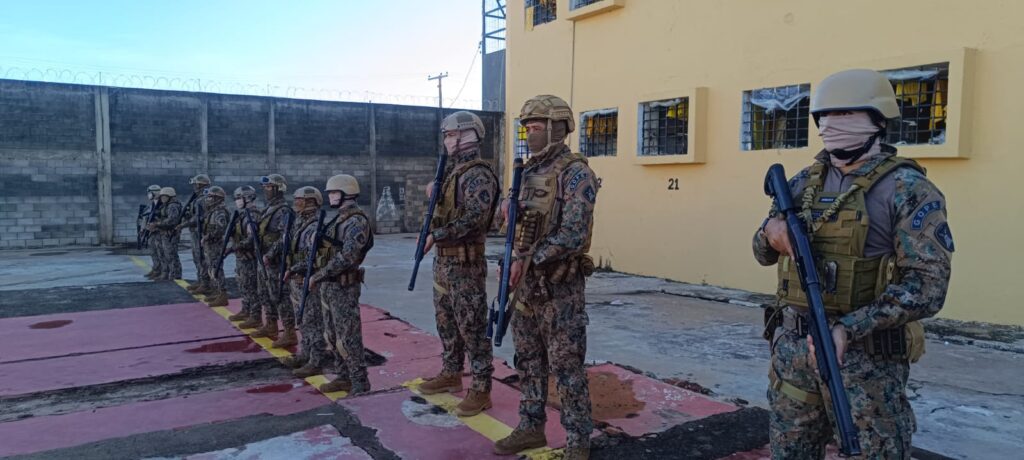 forcas-policiais-fazem-revista-em-celas-do-complexo-prisional