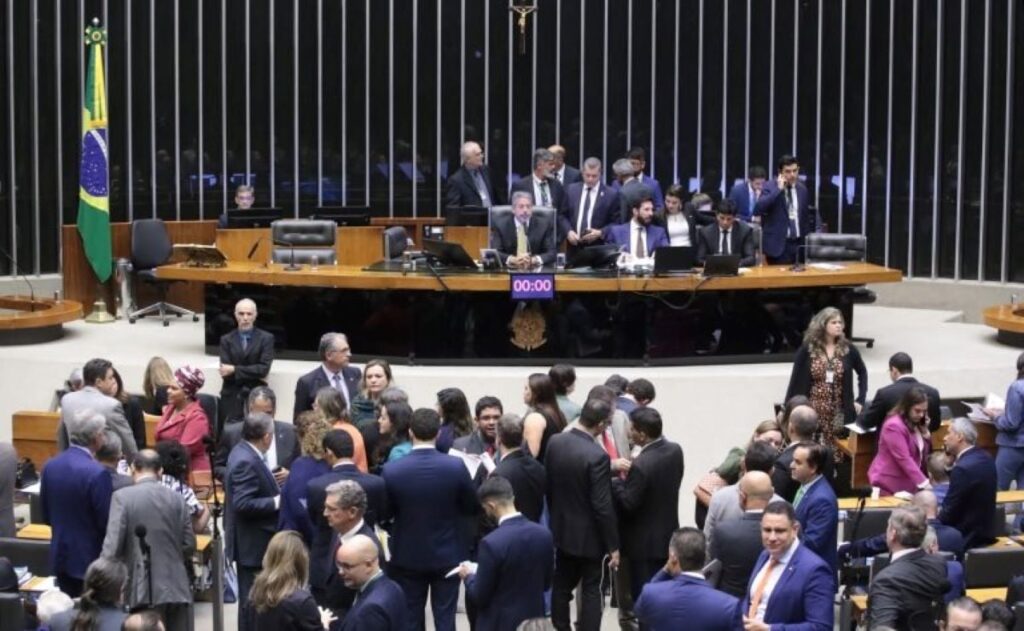 camara-aprova-teto-para-salario-minimo