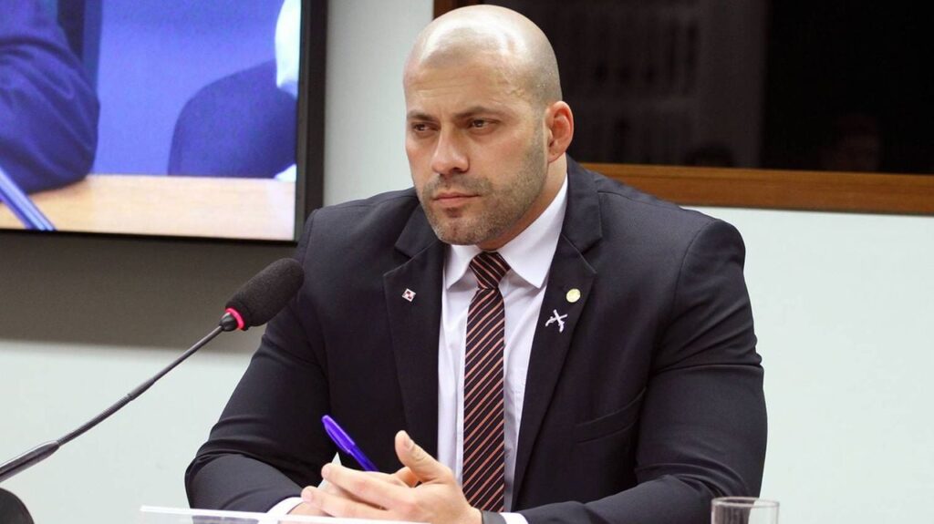 Daniel Silveira é preso após descumprir recolhimento noturno daniel-silveira-e-preso-apos-descumprir-recolhimento-noturno