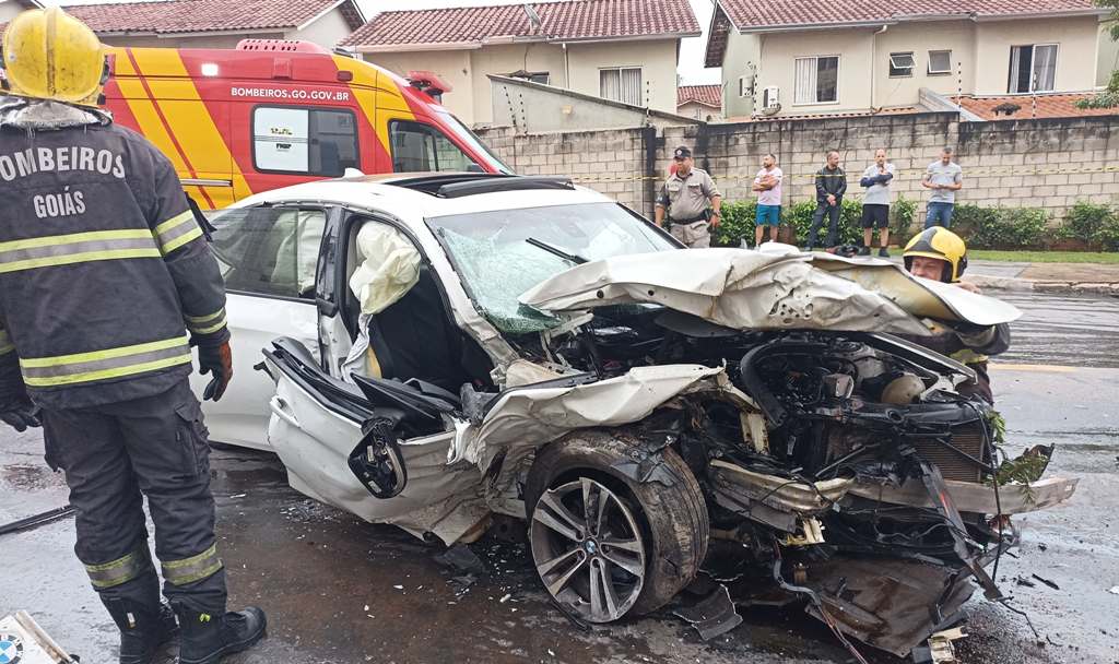 Carro de luxo invade pista contrária e causa acidente em Goiânia carro-de-luxo-invade-pista-contraria-e-causa-acidente-em-goiania