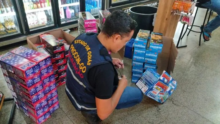Procon Goiás apreende 7.500 fogos de artifício irregulares em Goiânia procon-goias-apreende-7.500-fogos-de-artificio-irregulares-em-goiania