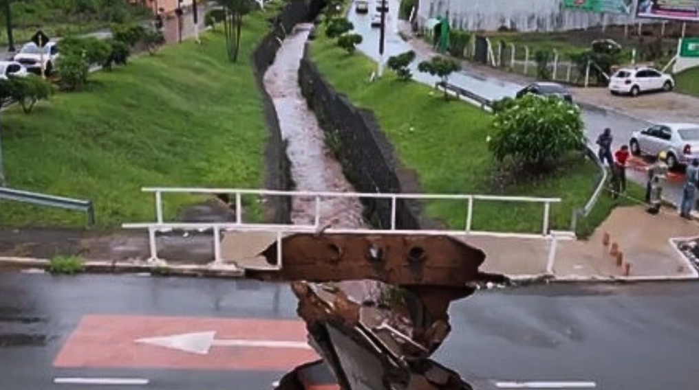 agua-derruba-parte-de-ponte-e-arrasta-cacamba-em-rua-de-rio-verde