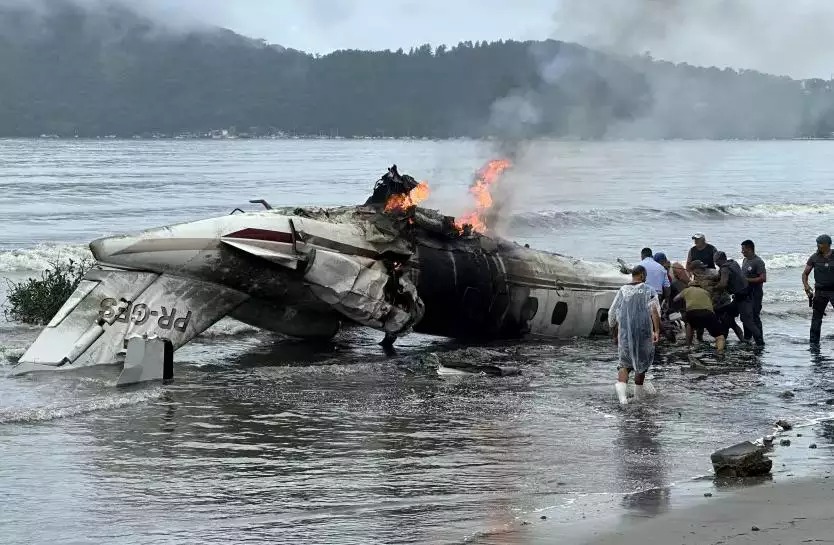 Avião de pequeno porte com família de Goiás cai no litoral de São Paulo aviao-de-pequeno-porte-com-familia-de-goias-cai-no-litoral-de-sao-paulo