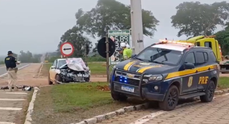 Acidente entre caminhão e carro de passeio deixa 3 mortos na BR-153 acidente-entre-caminhao-e-carro-de-passeio-deixa-3-mortos-na-br-153