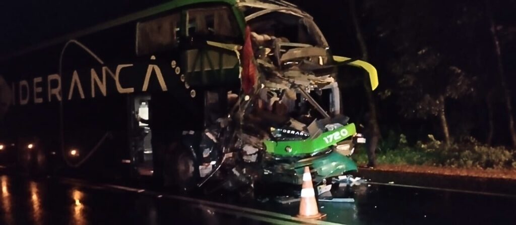 Colisão entre ônibus deixa 1 morto e 2 feridos na BR-153 em Mara Rosa colisao-entre-onibus-deixa-1-morto-e-2-feridos-na-br-153-em-mara-rosa