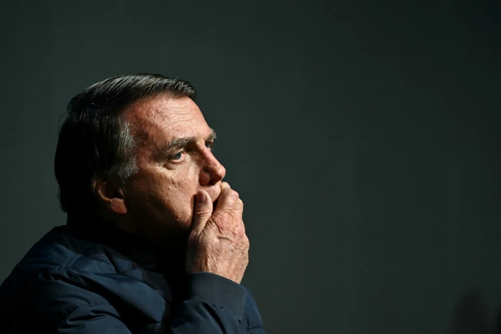 Bolsonaro diz que está assombrado com a sensação de acordar com a PF batendo à porta bolsonaro-diz-que-esta-assombrado-com-a-sensacao-de-acordar-com-a-pf-batendo-a-porta