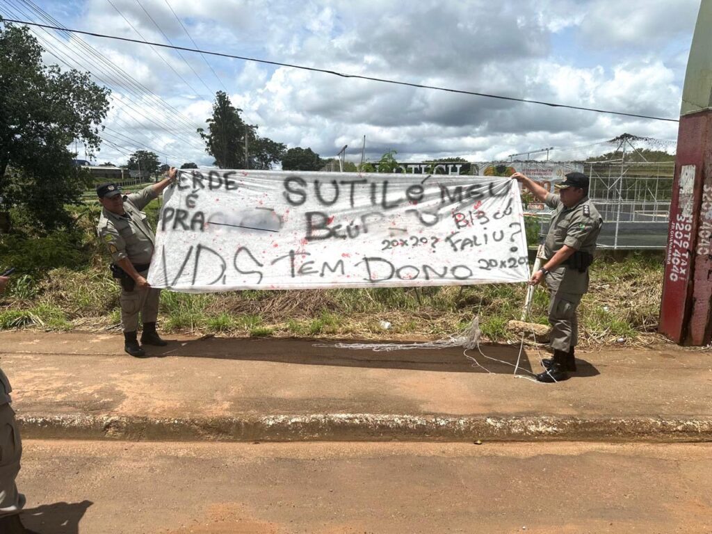 Casal é preso em Goiânia por instalar faixa com ameaça a torcedores rivais casal-e-preso-em-goiania-por-instalar-faixa-com-ameaca-a-torcedores-rivais