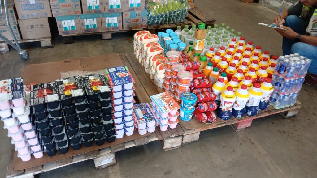 Procon apreende centenas de produtos vencidos em supermercado de Goiânia procon-apreende-centenas-de-produtos-vencidos-em-supermercado-de-goiania