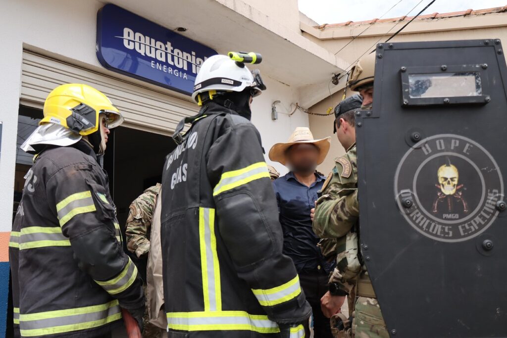Homem invade e ameaça incendiar agência da Equatorial em Senador Canedo homem-invade-e-ameaca-incendiar-agencia-da-equatorial-em-senador-canedo