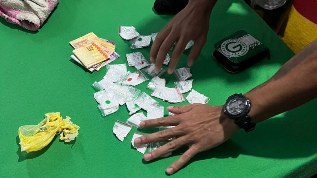 Polícia cumpre mandados e bloqueia R$ 1 milhão de grupo que vendia droga a delivery policia-cumpre-mandados-e-bloqueia-r$-1-milhao-de-grupo-que-vendia-droga-a-delivery