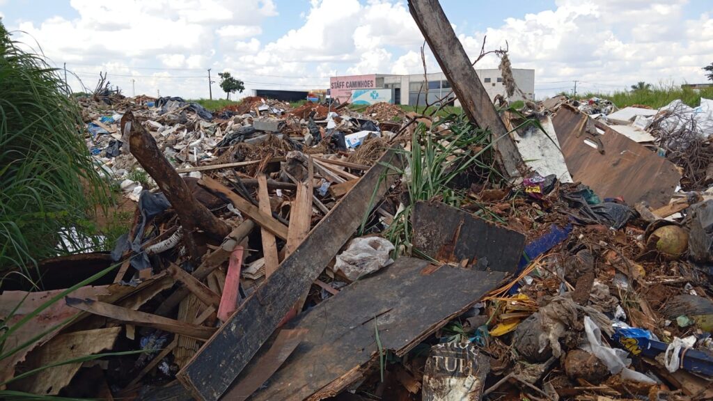 Terreno limpo pela prefeitura volta a ser alvo de descarte de lixo em Aparecida terreno-limpo-pela-prefeitura-volta-a-ser-alvo-de-descarte-de-lixo-em-aparecida
