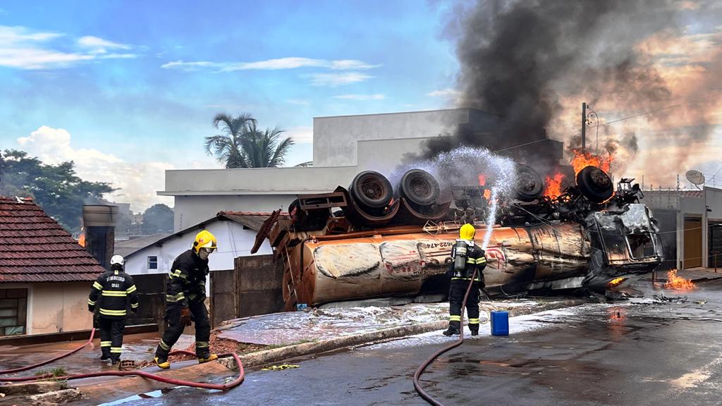 Caminhão carregado com álcool capota e provoca incêndio em Rio Verde caminhao-carregado-com-alcool-capota-e-provoca-incendio-em-rio-verde