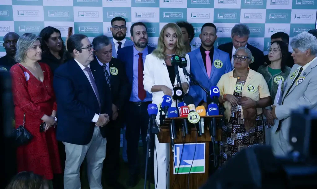 Deputados protocolam PEC para implementar semana de 4 dias de trabalho deputados-protocolam-pec-para-implementar-semana-de-4-dias-de-trabalho