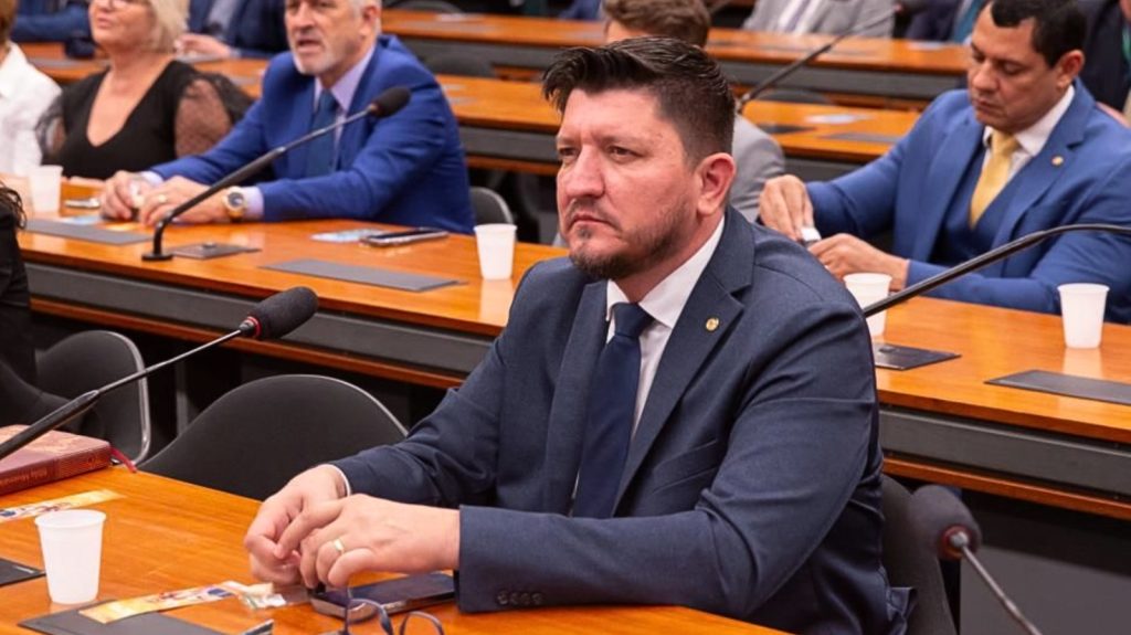 Deputado quer autorizar menor de 18 anos iniciar processo para tirar CNH deputado-quer-autorizar-menor-de-18-anos-iniciar-processo-para-tirar-cnh