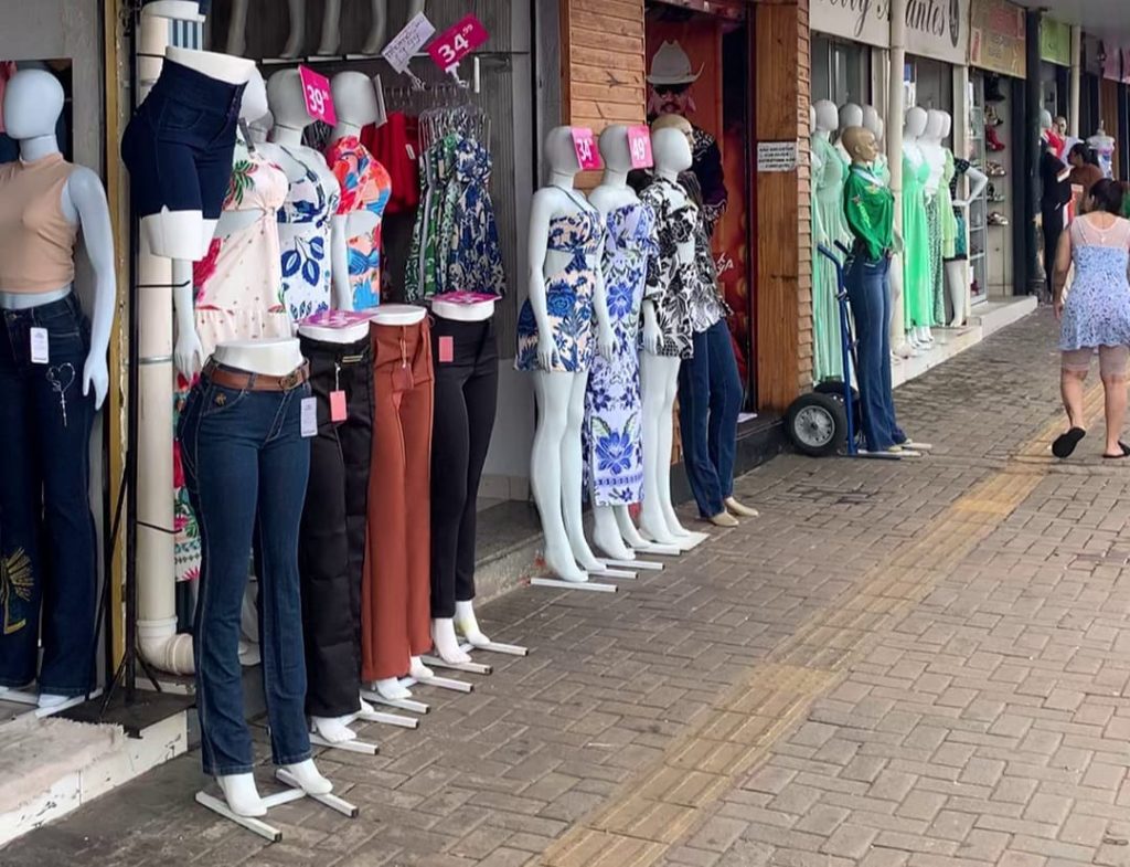 quase-metade-dos-ambulantes-da-regiao-da-44-adere-a-feira-hippie,-diz-prefeitura