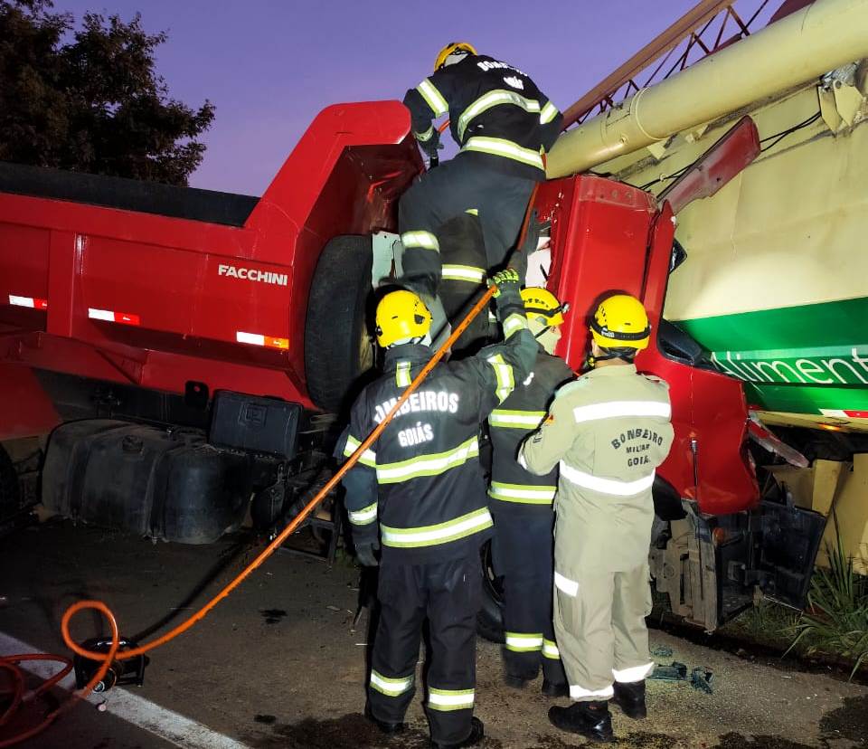 motorista-morre-em-colisao-entre-caminhoes-na-go-060-perto-de-trindade