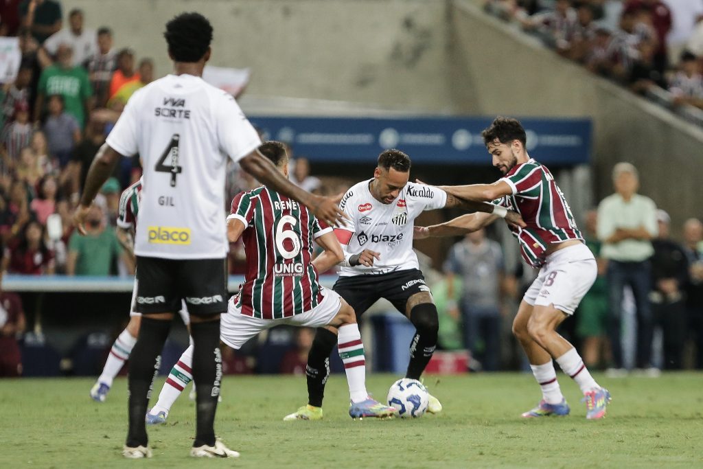 santos-sofre-derrota-nos-acrescimos-para-o-fluminense-e-aumenta-pressao-sobre-o-tecnico