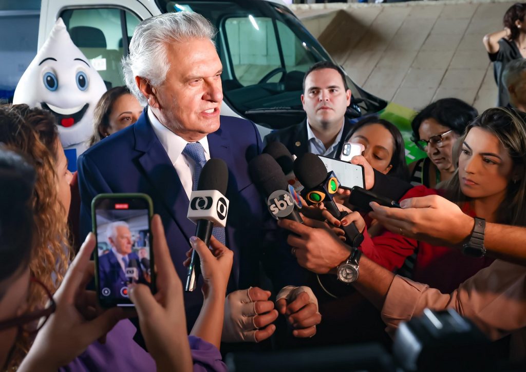 Caiado passa por cirurgia para retirada de tumores nas mãos caiado-passa-por-cirurgia-para-retirada-de-tumores-nas-maos