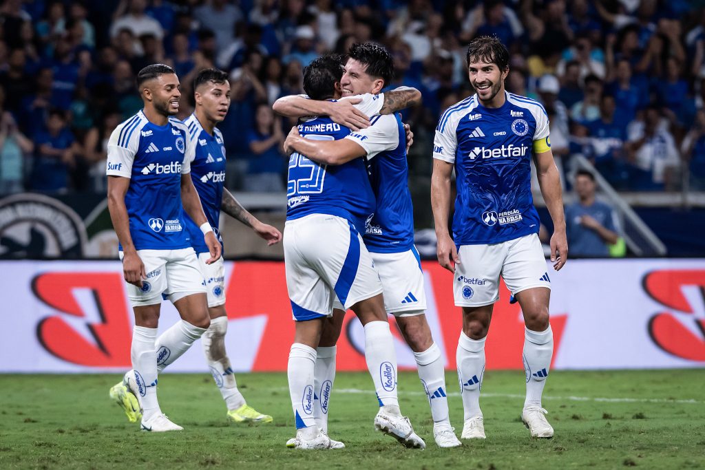 cruzeiro-desencanta,-vence-bahia-por-3-a-0-e-sobe-na-tabela-do-brasileirao