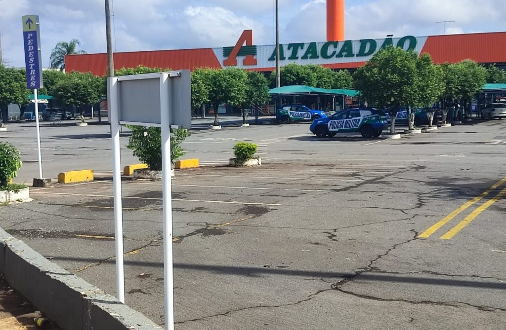 Homem mata ex-mulher a tiros dentro de hipermercado em Goiânia homem-mata-ex-mulher-a-tiros-dentro-de-hipermercado-em-goiania