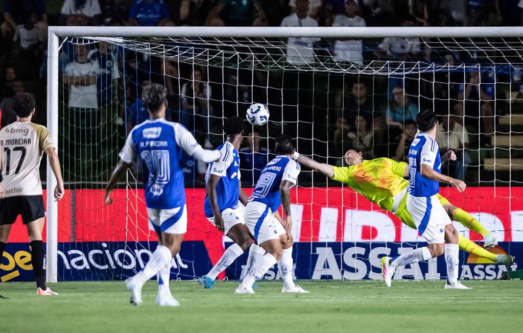 cassio-brilha,-cruzeiro-vence-e-afunda-vasco-no-brasileirao
