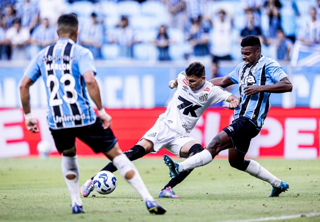 Grêmio vence o Santos e afasta fantasma do rebaixamento no Brasileirão gremio-vence-o-santos-e-afasta-fantasma-do-rebaixamento-no-brasileirao