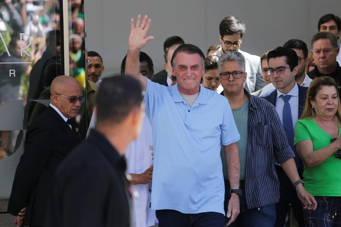 Bolsonaro recebe alta de cirurgia intestinal após 22 dias internado bolsonaro-recebe-alta-de-cirurgia-intestinal-apos-22-dias-internado