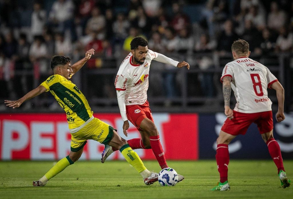 RB Bragantino vence Mirassol e assume a vice-liderança do Brasileirão rb-bragantino-vence-mirassol-e-assume-a-vice-lideranca-do-brasileirao