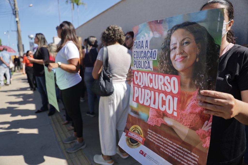 Professores querem o piso retroativo a janeiro para encerrar greve em Aparecida professores-querem-o-piso-retroativo-a-janeiro-para-encerrar-greve-em-aparecida