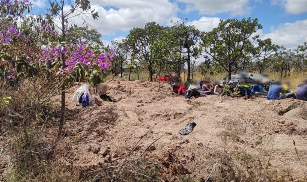 Polícia prende dezenas de pessoas por garimpo ilegal na zona rural de Cristalina policia-prende-dezenas-de-pessoas-por-garimpo-ilegal-na-zona-rural-de-cristalina