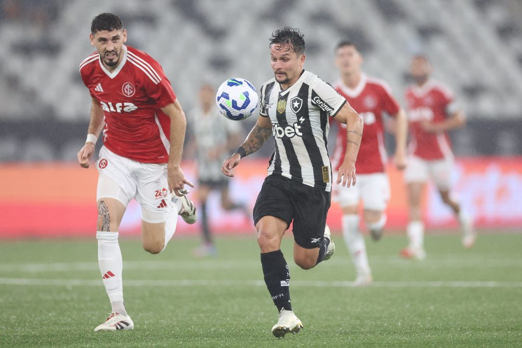 Botafogo dá show e goleia Internacional no Brasileirão botafogo-da-show-e-goleia-internacional-no-brasileirao