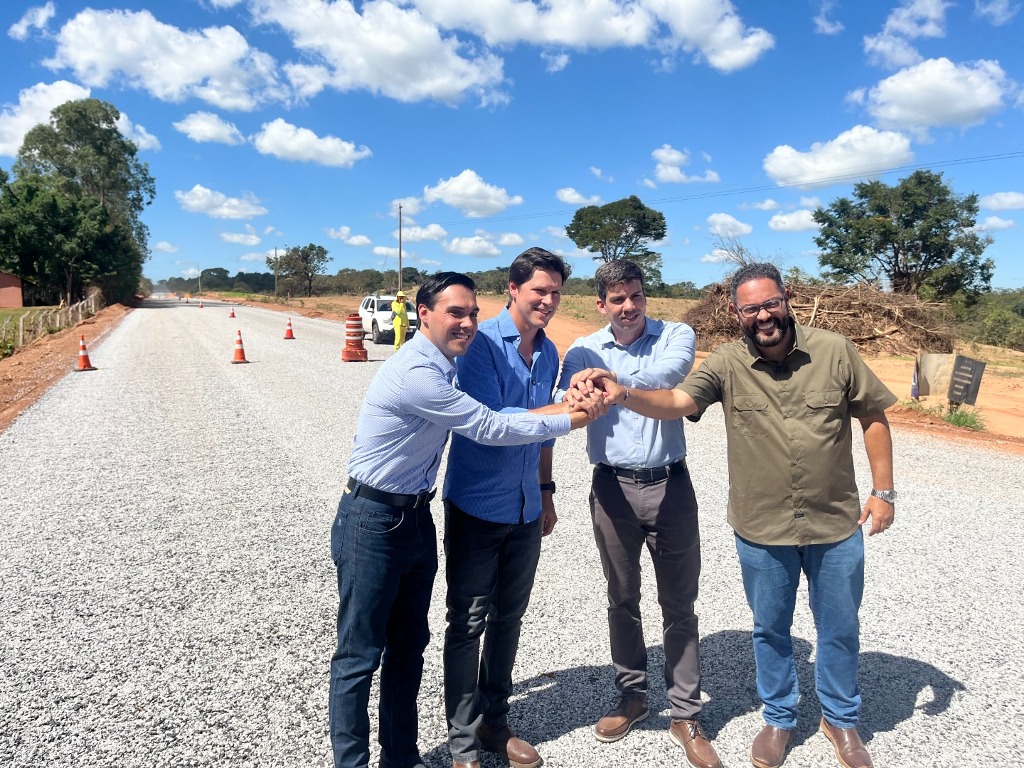 José Délio e Daniel Vilela acompanham reta final das obras na GO-319 em Hidrolândia jose-delio-e-daniel-vilela-acompanham-reta-final-das-obras-na-go-319-em-hidrolandia