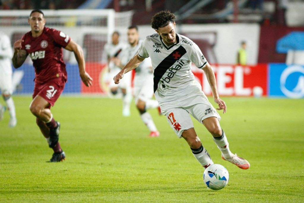 vasco-perde-para-lanus-e-complica-situacao-na-sul-americana