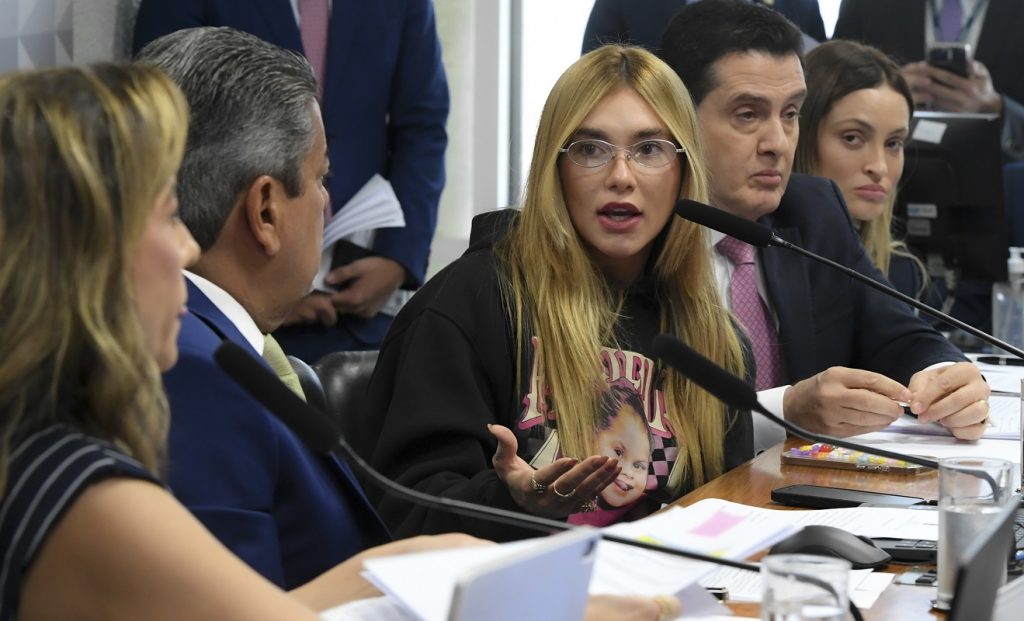 Virgínia defende anúncios e diz que não pode ajudar seguidores virginia-defende-anuncios-e-diz-que-nao-pode-ajudar-seguidores