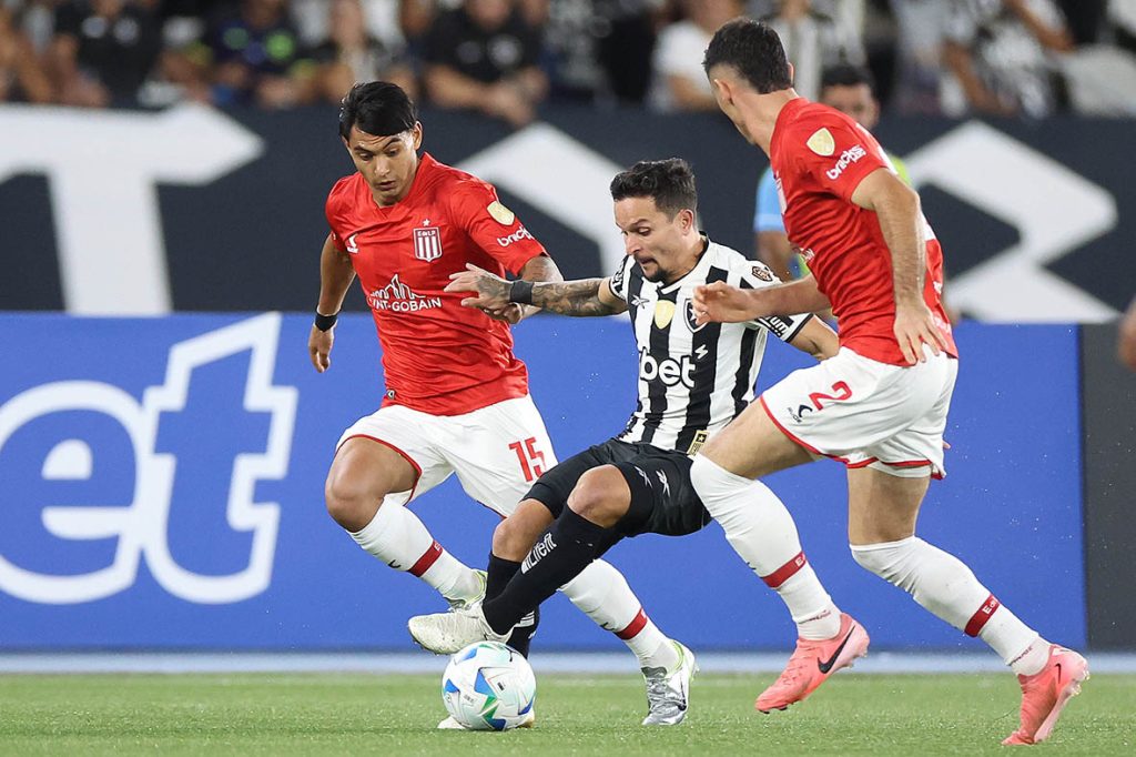 Botafogo vence Estudiantes e mantém esperança na Libertadores botafogo-vence-estudiantes-e-mantem-esperanca-na-libertadores