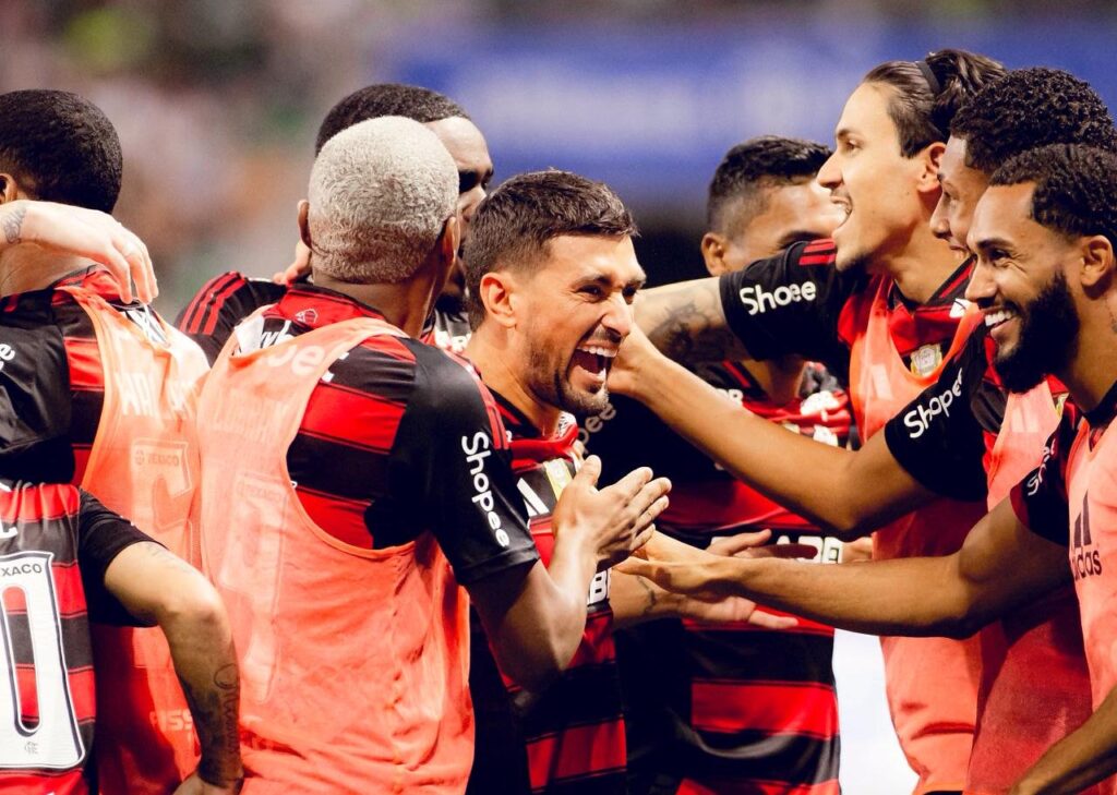 Flamengo vence o líder Palmeiras e acende a disputa pelo Brasileirão flamengo-vence-o-lider-palmeiras-e-acende-a-disputa-pelo-brasileirao
