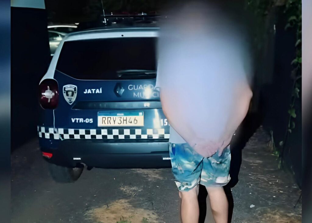 motorista-e-preso-em-jatai-por-dirigir-bebado-e-dormir-no-meio-da-rua