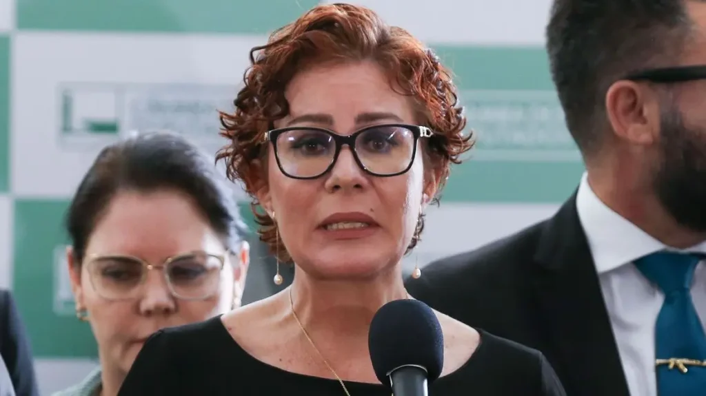 carla-zambelli-anuncia-que-deixou-brasil-e-pedira-licenca-do-mandato