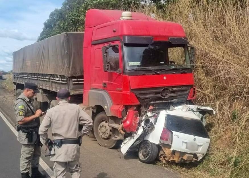 colisao-frontal-entre-carro-e-carreta-mata-dois-jovens-em-mineiros