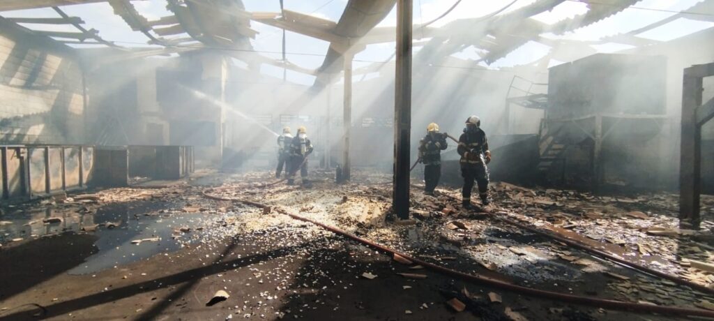 bombeiros-controlam-incendio-em-fabrica-de-colchoes-em-goiania