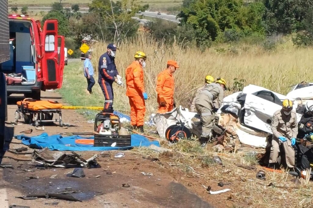 Caminhão bate em veículo de passeio parado na GO-080 e deixa 2 mortos caminhao-bate-em-veiculo-de-passeio-parado-na-go-080-e-deixa-2-mortos