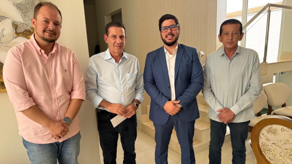 Vereador Lucas Freitas solicita veículo para AMTT durante agenda oficial com Senador Vanderlan Cardoso