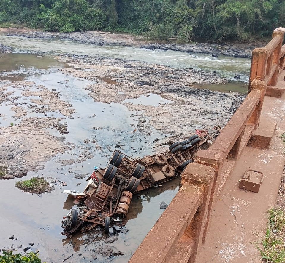 Caminhão cai de ponte na BR-364 e motorista morre preso às ferragens caminhao-cai-de-ponte-na-br-364-e-motorista-morre-preso-as-ferragens