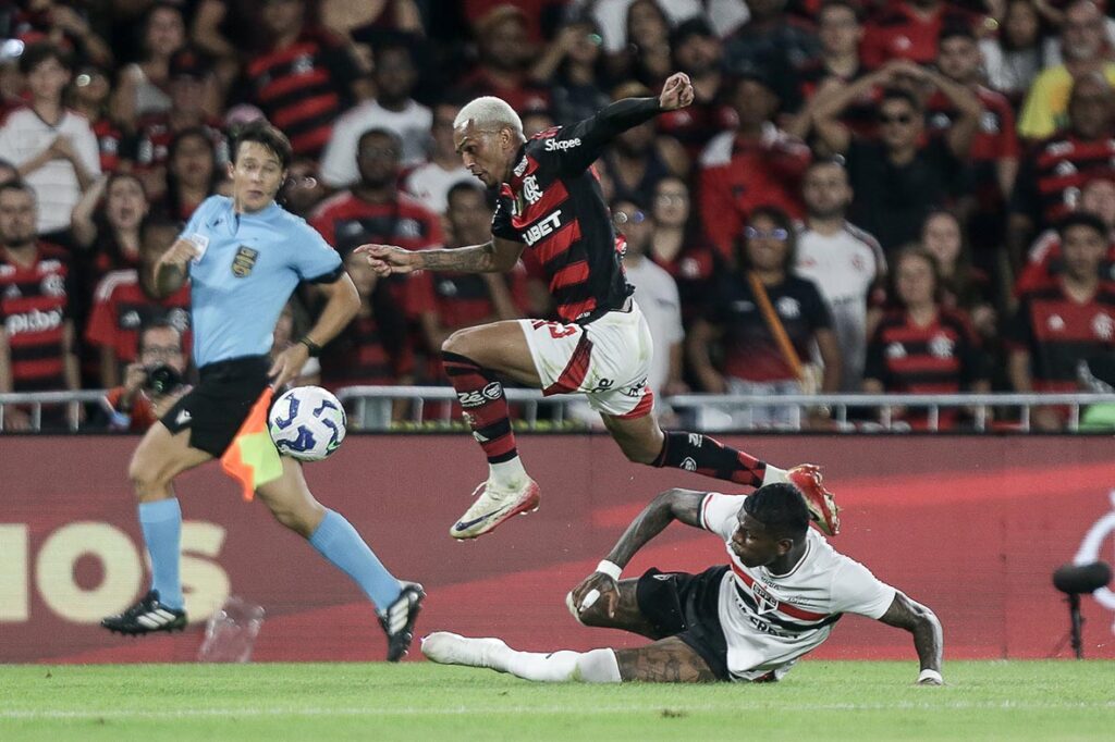 Flamengo vence São Paulo e mantém liderança no Brasileirão flamengo-vence-sao-paulo-e mantem-lideranca-no-brasileirao