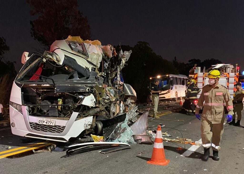 Acidente com ônibus de estudantes deixa cinco mortos na BR-153 em Porangatu acidente-com-onibus-de-estudantes-deixa-cinco-mortos-na-br-153-em-porangatu